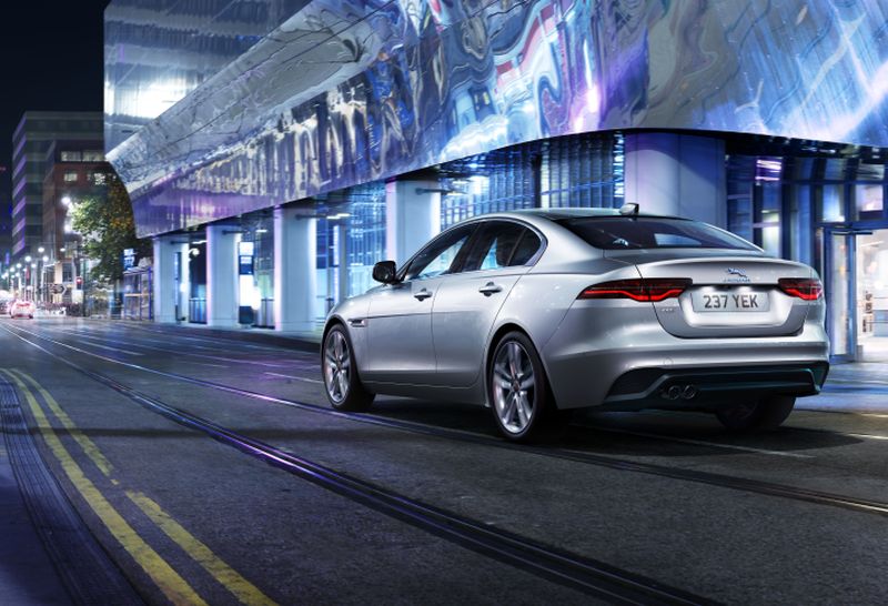 Jaguar XE, nuove tecnologie connesse e alimentazione mild-hybrid