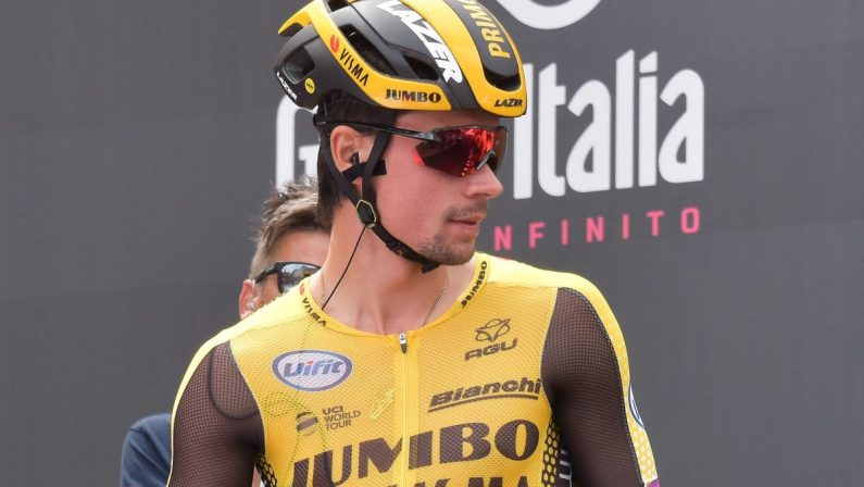 Roglic vince la Vuelta, ultima tappa premia Ackermann