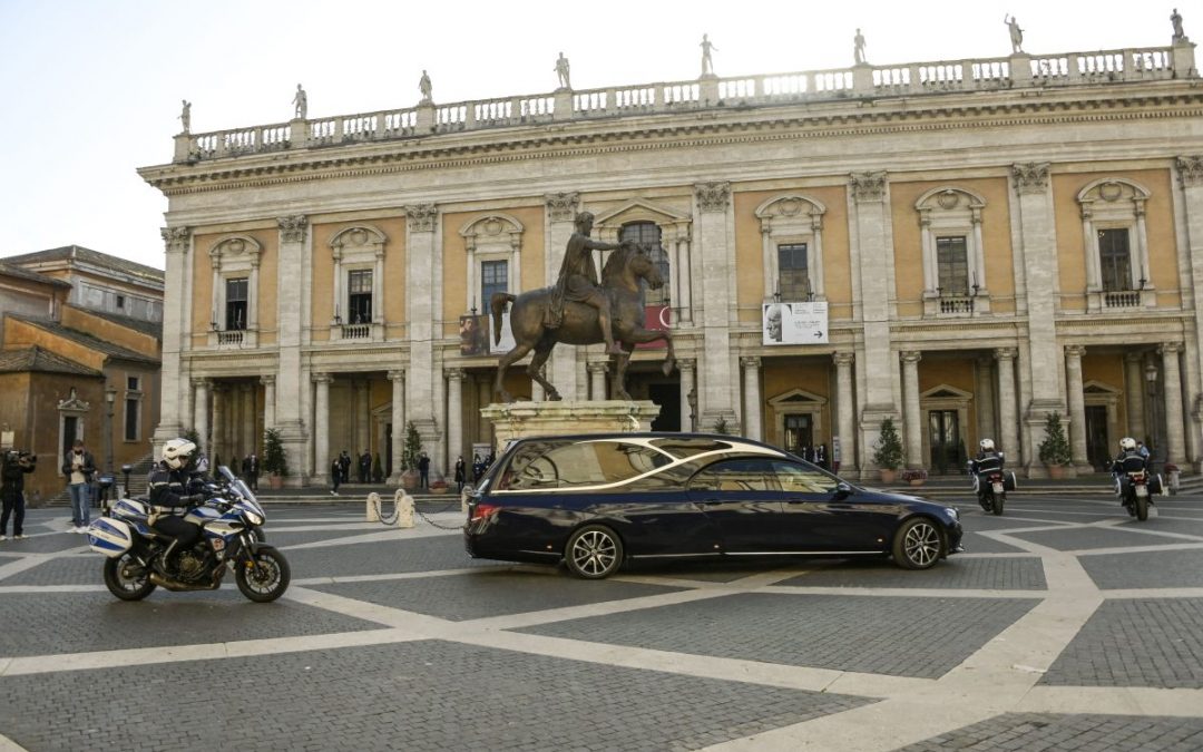 L’ultimo saluto a Stefano D’Orazio, i fan intonano “Pensiero”