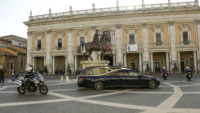 L’ultimo saluto a Stefano D’Orazio, i fan intonano “Pensiero”