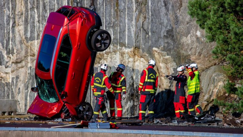 Volvo fa cadere auto da 30 metri per aiutare servizi di soccorso