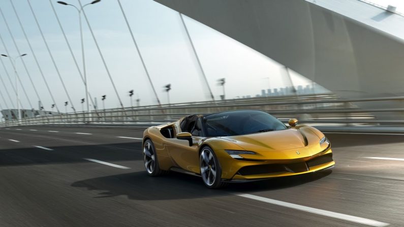 Ferrari SF90 spider. La più potente supercar di gamma a tetto aperto