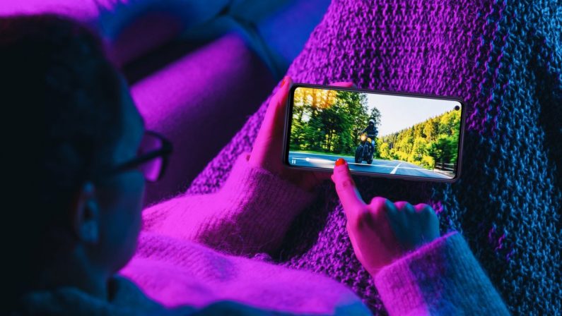 Il palinsesto televisivo diventa ibrido e multi device