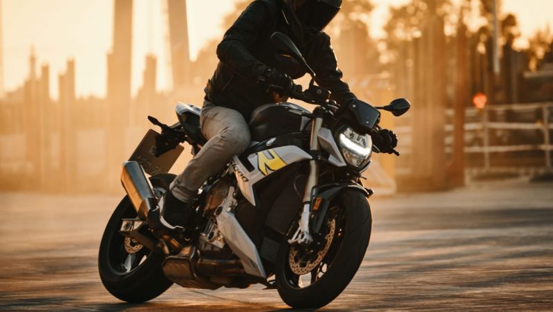 Look roadster emozionale per la nuova BMW S 1000 R