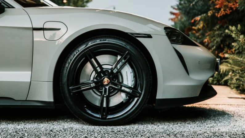Con Pirelli Elect più autonomia, meno rumore e massima aderenza