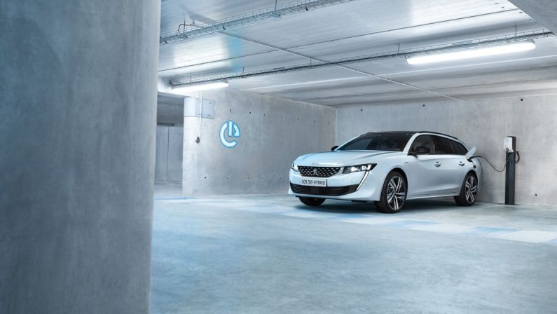 Cavo di ricarica rapida di serie su Peugeot 3008 e 508 Hybrid