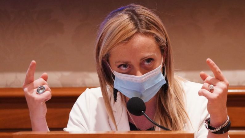 Meloni “Ponti d’oro a Berlusconi, ma non andrà mai a sinistra”