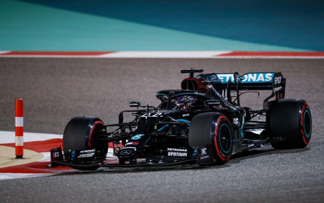 Hamilton in pole nel Gp del Bahrain, sesta fila per le Ferrari