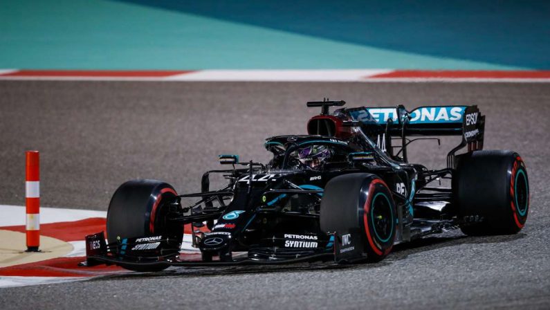 Hamilton in pole nel Gp del Bahrain, sesta fila per le Ferrari