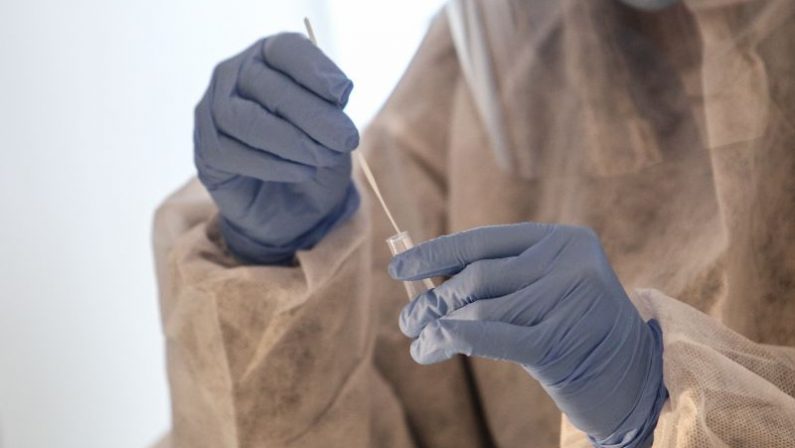 Coronavirus, 26.323 nuovi casi ma ricoveri e decessi in calo