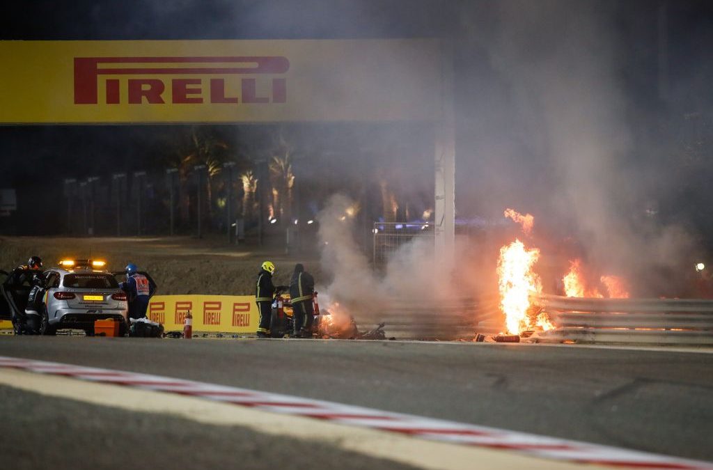 Haas di Grosjean a fuoco in Bahrain, pilota in salvo
