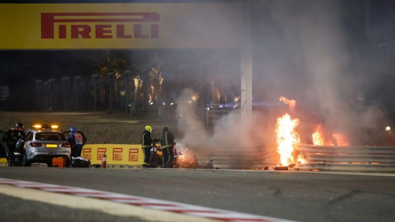 Haas di Grosjean a fuoco in Bahrain, pilota in salvo