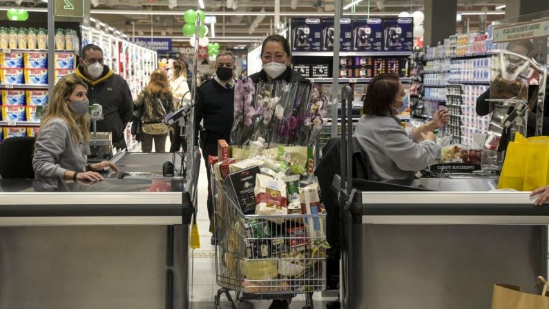 Prezzi alle stelle, i calabresi "tagliano" la spesa e cercano gli sconti