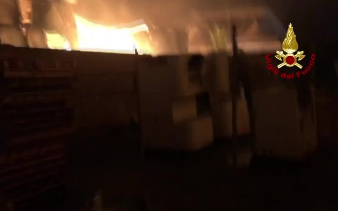 Incendio in mobilificio da 1.200 mq a Ostia