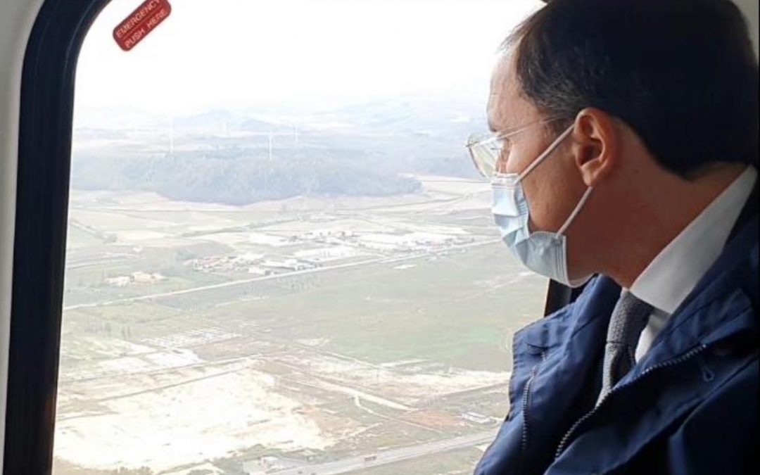 Il ministro Francesco Boccia sorvola Crotone in elicottero