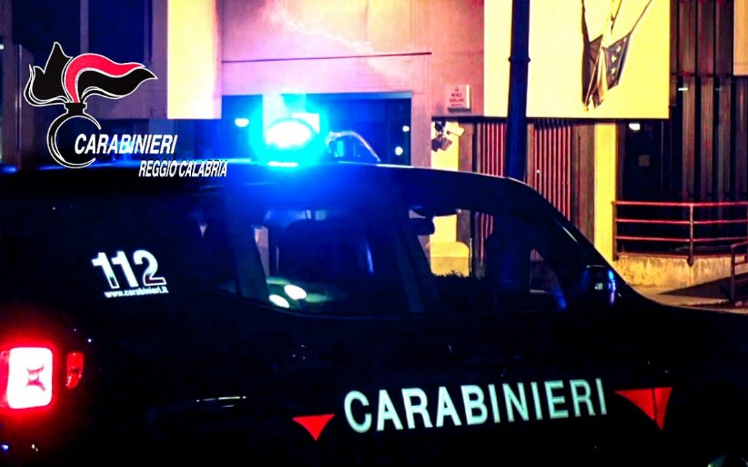 Un arsenale scoperto dai carabinieri in un appartamento disabitato di Gioia Tauro