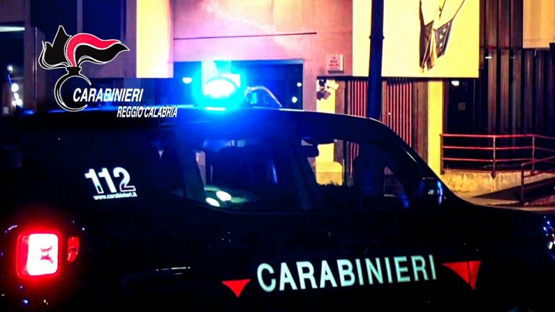 Un arsenale scoperto dai carabinieri in un appartamento disabitato di Gioia Tauro