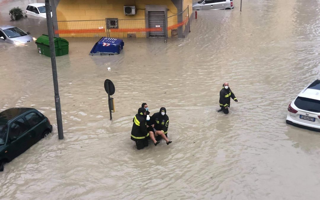 Nubifragio a Crotone, allagamenti per le strade e interventi dei vigili del fuoco