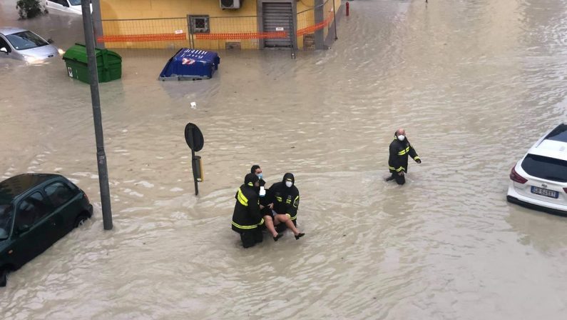 Nubifragio a Crotone, ore di paura. Danni ingenti e disagi anche in provincia