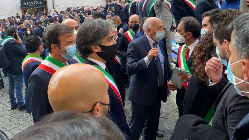 Sindaci calabresi a Roma, una delegazione ricevuta da Conte e Speranza. Morra attacca Occhiuto