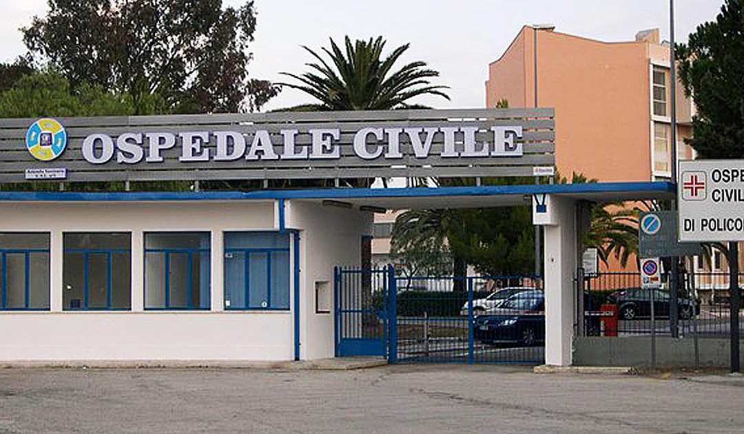 Marika Zito in protesta davanti all'ospedale di Policoro