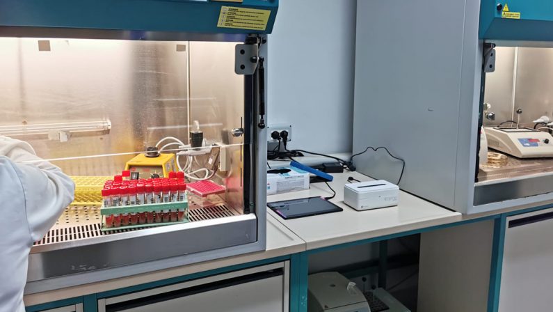 Coronavirus, la macchina per processare i tamponi installata all'ospedale di Vibo