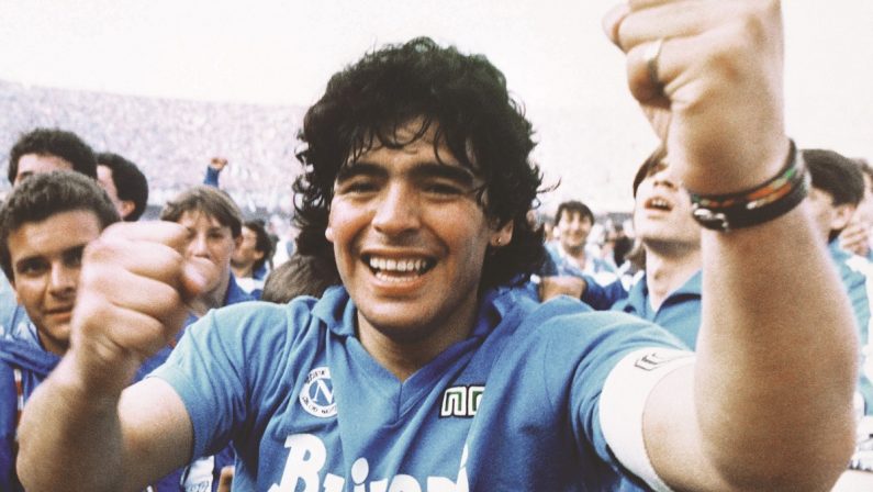 Napoli ricorda Maradona a un anno dalla morte: la sua statua davanti allo stadio