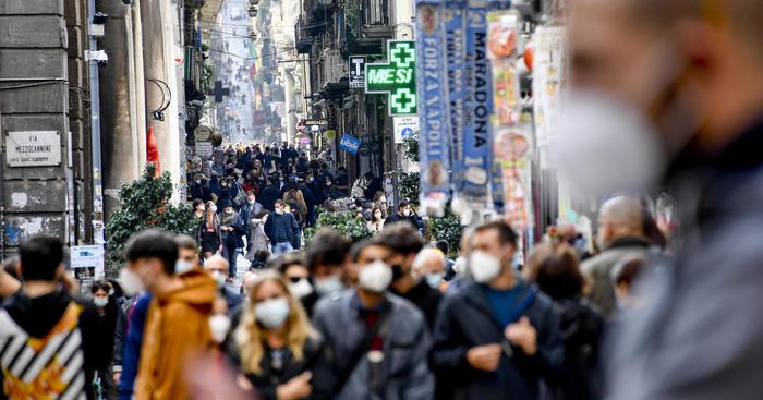 Folla in strada a Napoli