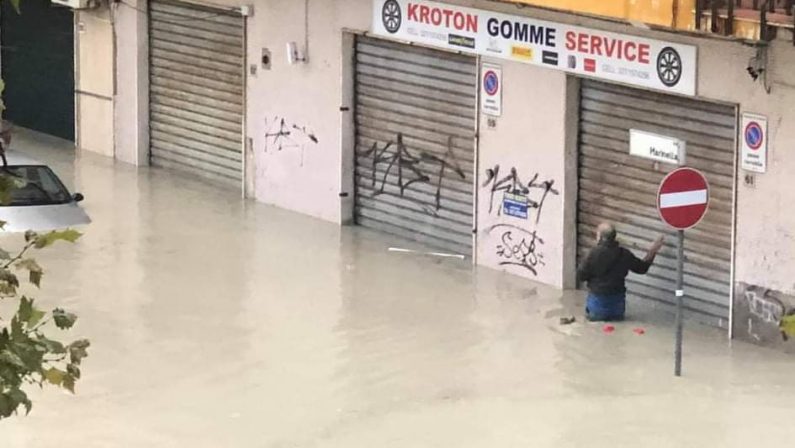 FOTO - Nubifragio a Crotone, strade allagate e numerose richieste di aiuto