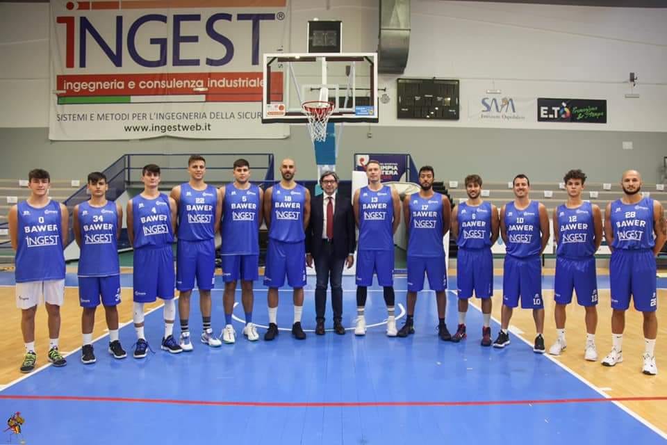 la formazione dell'Olimpia Basket Matera con il presidente Sassone (foto da fb)