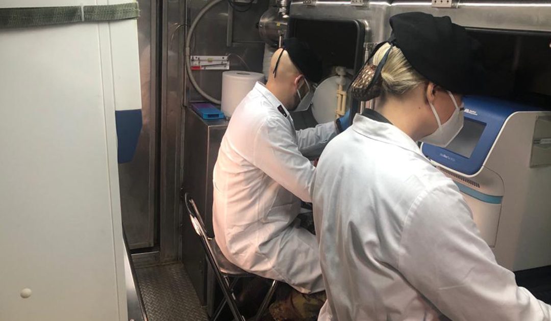 Il laboratorio per tamponi nell'ospedale da campo di Cosenza