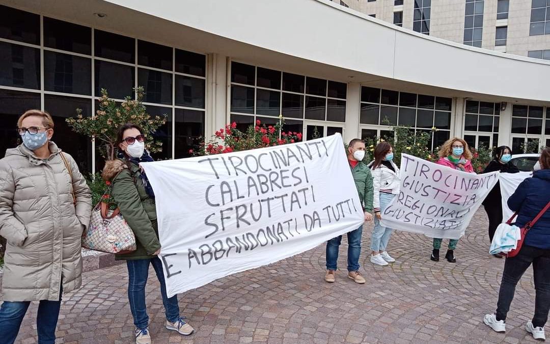 FOTO – Il ministro Boccia a Catanzaro, la protesta di sindacati, tirocinanti e operatori sanitari