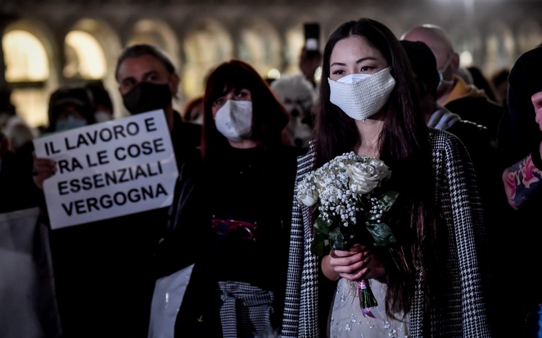 Manifestazione a Milano di commercianti e partite iva contro la chiusura del lockdown