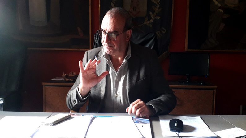 Coronavirus, sindaco del Vibonese dice no alla chiusura delle scuole: «Da noi restano aperte»