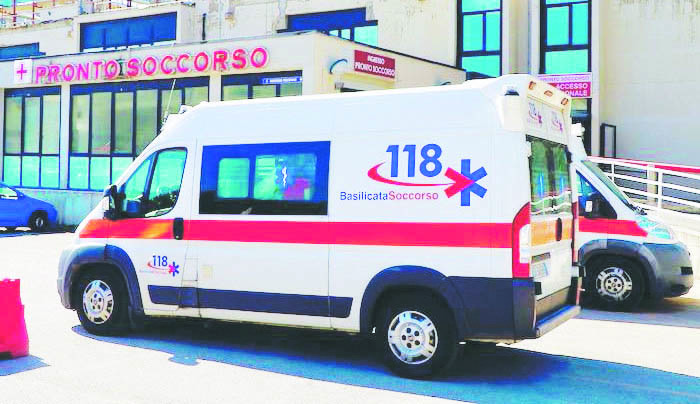 Alcune  ambulanze del 118 in fila davanti all’ingresso del pronto soccorso del San Carlo di Potenza