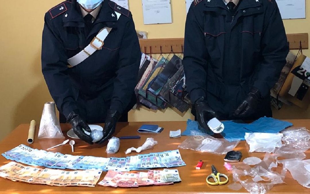 La droga e i contanti sequestrati dai carabinieri