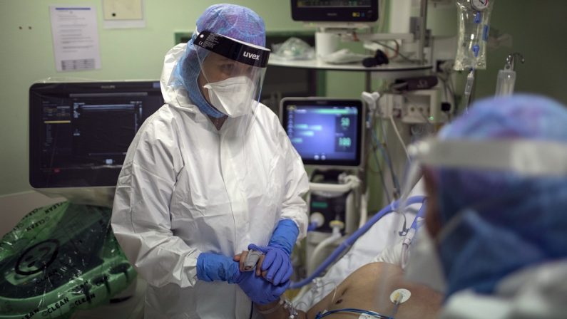 Coronavirus, paziente in gravi condizioni trasferito da Vasto a Catanzaro con un aereo militare