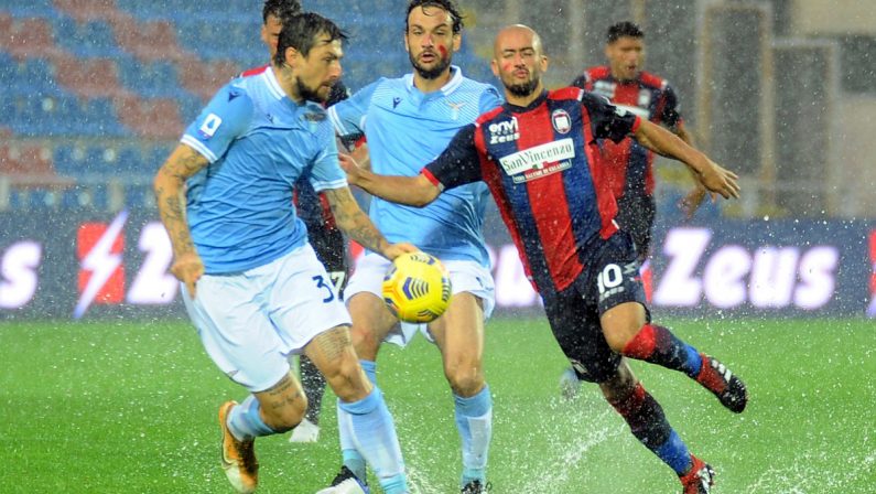 Serie A, la Lazio espugna Crotone. Il calcio non si ferma davanti ai danni del maltempo