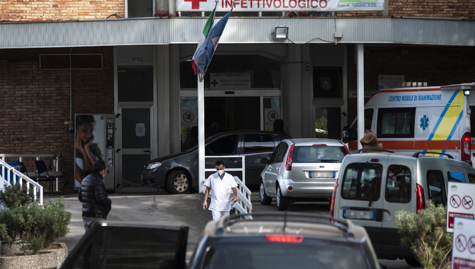 Covid: Cotugno,coperte a chi aspetta in auto davanti ospedale