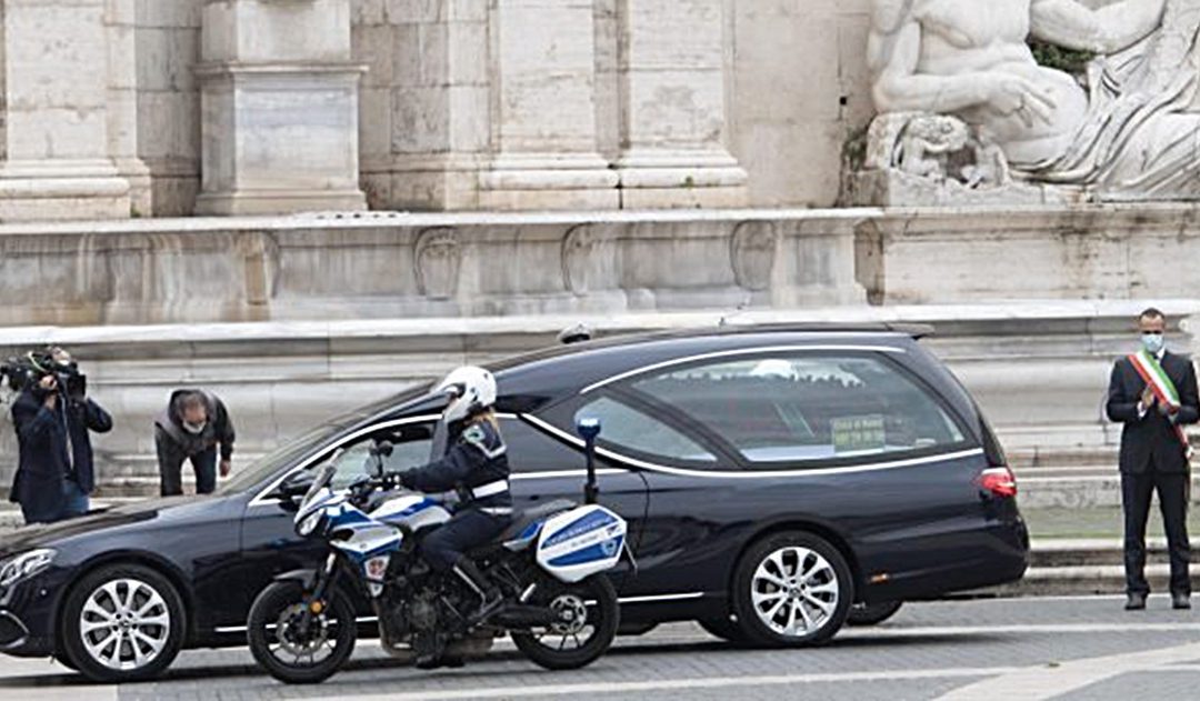 Il carro funebre con il feretro di Gigi Proietti