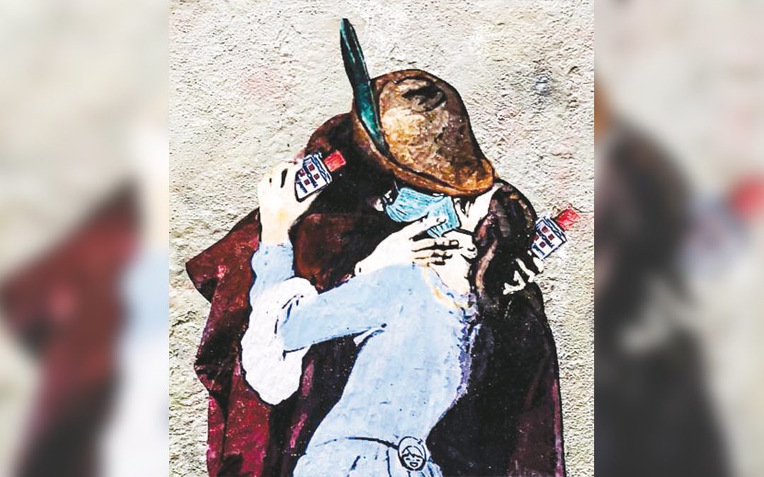 Lo street artist TvBoy ha riprodotto “Il bacio” di Hayez con mascherina e gel disinfettante