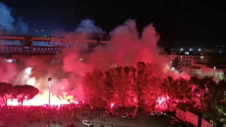Tifosi cantano “Ho visto Maradona” fuori dal San Paolo