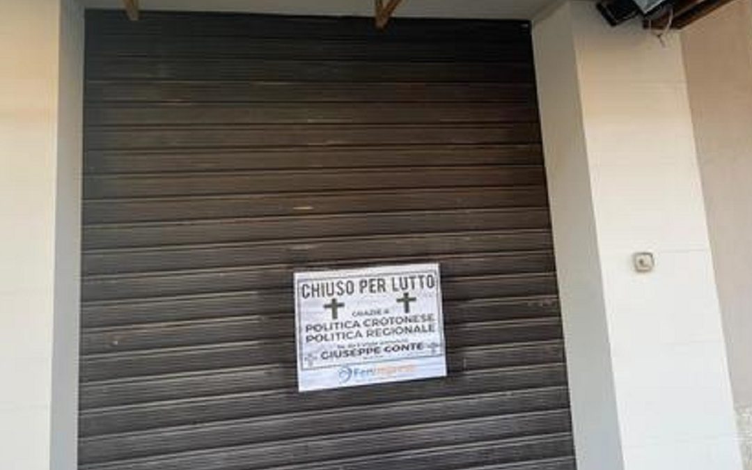 I manifesti affissi dai commercianti crotonesi