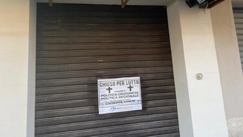 Calabria zona rossa, protestano i commercianti crotonesi: "chiusi per lutto"