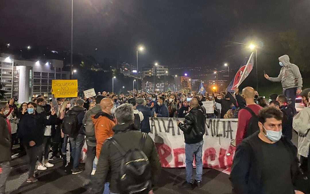 I manifestanti mentre bloccano lo svincolo dell'A2