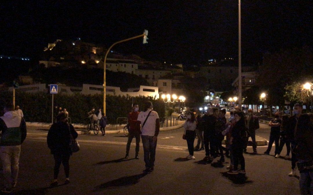I manifestanti lungo la Statale 18