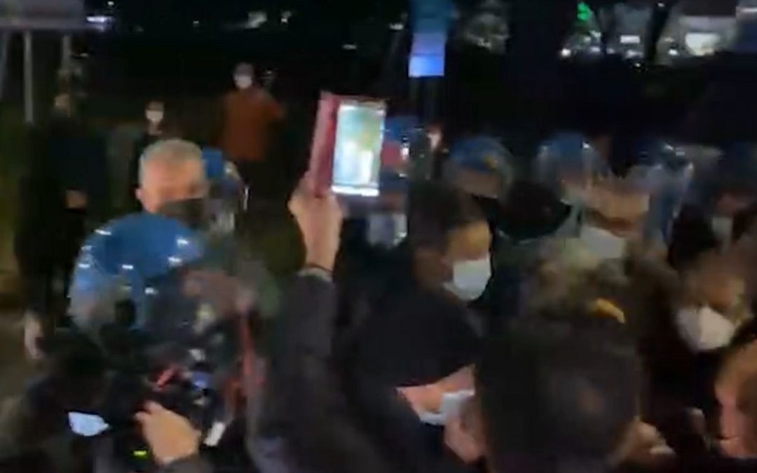 Il contatto tra manifestanti e polizia allo svincolo di Cosenza Sud dell'A2