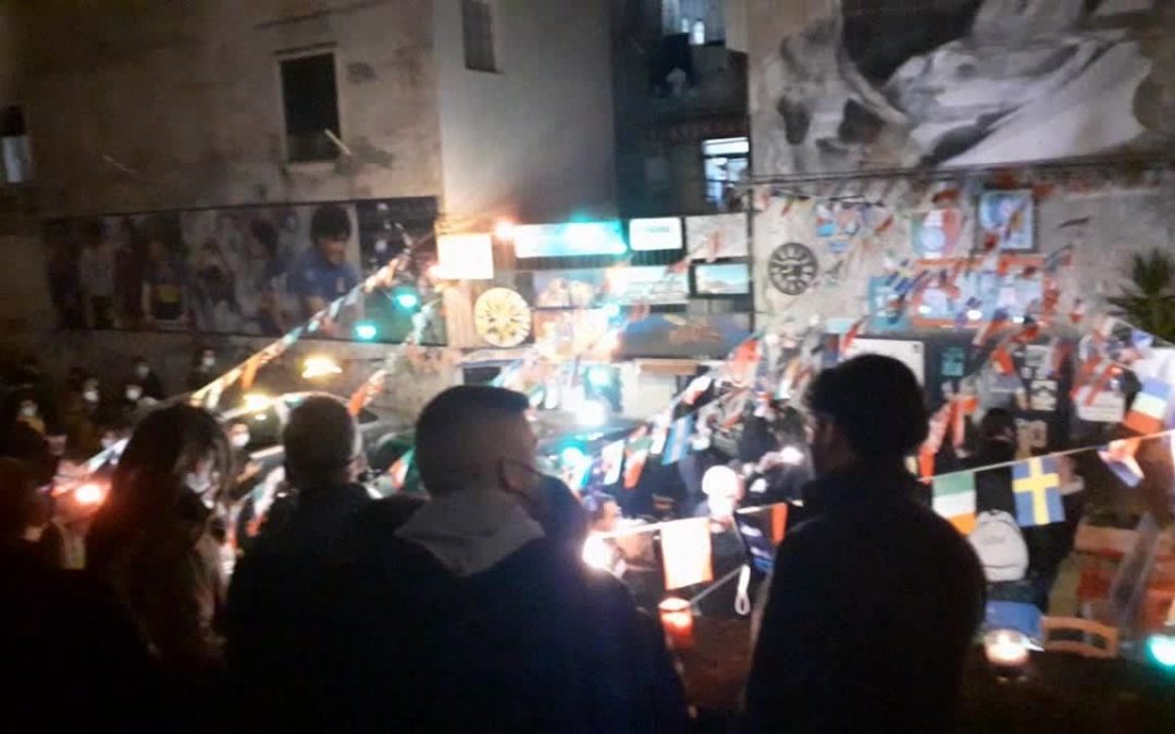 Maradona, a Napoli veglia funebre sotto murales Diego
