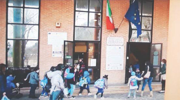 Studenti all'entrata di una scuola