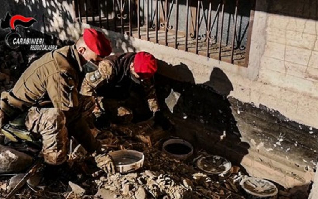 I militari aprono i bidoni in cui erano nascosti i contanti